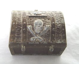  Vintage E.J.Kahn Toy Pirate Skull  Metal Treasure Chest Coin Bank - £19.97 GBP