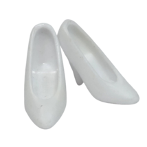 VINTAGE 1990's 80's MATTEL BARBIE BRIGHT WHITE CLOSED TOE HIGH HEELS PLA... - $4.75