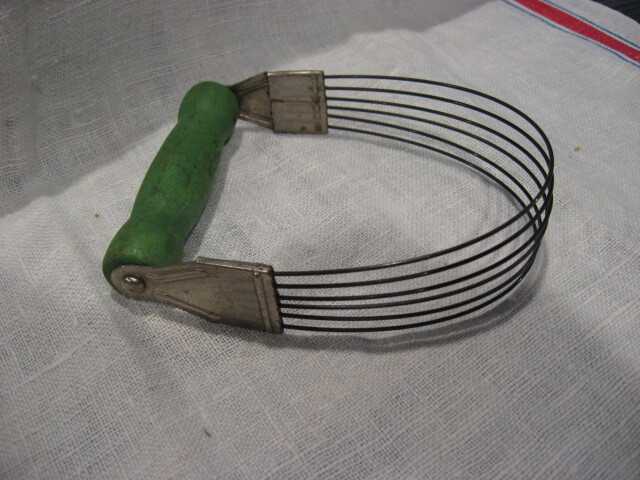 VTG Androck Wire Pastry Blender-Green Wood Handle-1929-USA - $11.00