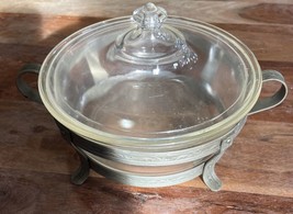 1920s Pyrex USA Clear Round Casserole Dish &amp; Knob Lid &amp; Metal Cradle Stand - $794.39 MXN