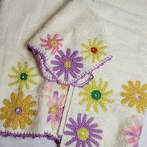 Vintage 1970s Cannon Bath Towel Set Chain Stitch Embroidered Daisies Kitschy - £109.49 GBP