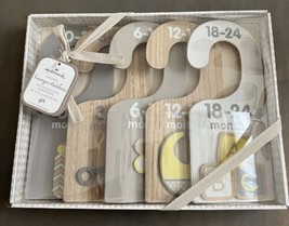 NIB Hallmark Wooden Wardrobe Hanging Dividers, Set of 5, Newborn - 24 Mo... - $268.22 MXN