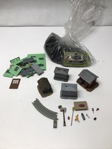 Railroad Train Miniatures Buildings Coal People Outhouse Fire Hydrant KG - $216.57 MXN