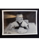 VINTAGE PHOTO SMILING BABY&#39;S FIRST BIRTHDAY CAKE &amp; CANDLE W/ HIGH CHAIR ... - €5,52 EUR