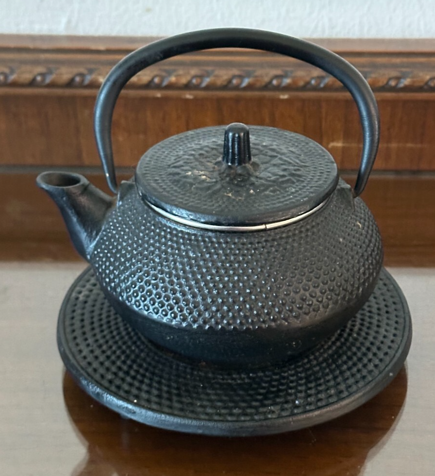 1990&#39;s Japanese Cast Iron Teapot With Tea Basket And Hot Plate - $26.76