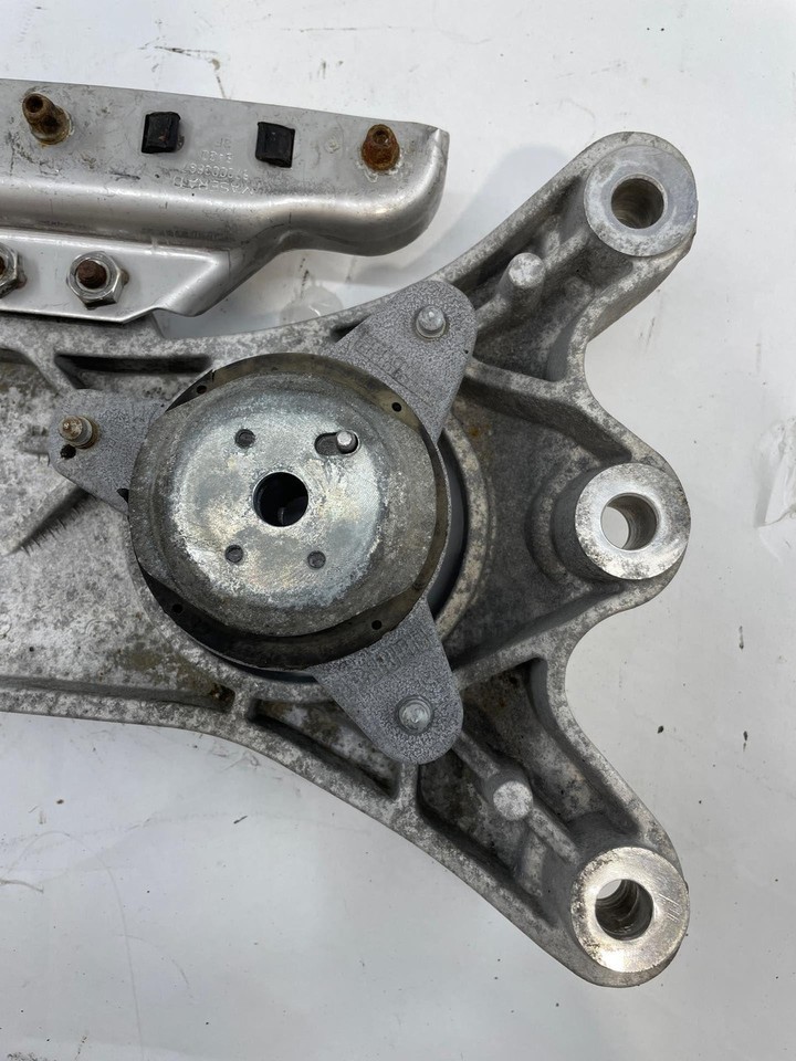 2014-2017 Maserati Quattroporte Transmission Mount Bracket OEM 06700036310 Item image 6