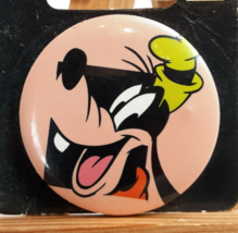 Vintage Goofy Disney Button Pin from 90s Walt Disneyland NOS Carded - £4.63 GBP