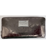 Michael Kors MK Signature Metallic Silver Zip Around Wallet - $547.59 MXN