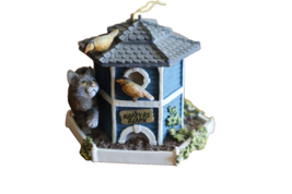 Bradford Editions Cat&#39;s Meow Ornament Happy as a Lark Bird House Cat 199... - $141.66 MXN