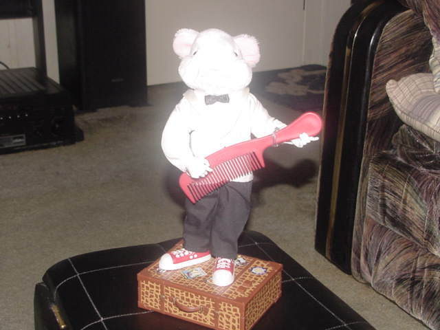 12" Animated Talking Stuart Little Plush Toy On Suitcase 1999 Hasbro - $98.99