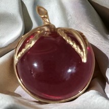 STUNNING SARAH COVENTRY Magenta PINK LUCITE APPLE BROOCH Jelly Belly Cherry - $23.00