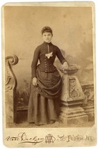 Circa 1880&#39;S Cabinet Card Beautiful Woman In Stunning Victorian Dress Peoria, Il - £9.63 GBP
