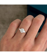 Lab Grown 1.50 Ct Round and Pear Diamond Three Stone Ring / 14k White Gold - €1.365,83 EUR