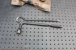 19" UNIVERSAL LUG NUT WRENCH & JACK TOOL M710 image 8