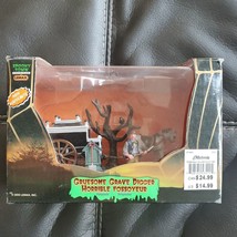 Lemax Spooky Town Collection Gruesome Grave Digger Michael&#39;s 2005 w/Box #535115 - £28.35 GBP