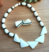 Avon Color Waves Necklace Pierced Earrings Cream/Navy Triangle Barrel Bead 1987 - $18.99