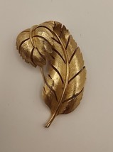 TRIFARI Feather Gold Vintage Brooch 1960&#39;s - £95.19 GBP