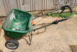 Scotts Turf Builder Edgeguard DLX Lawn Broadcast Seeder Fertlizer Spreader - $24.99