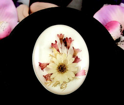 Vintage Lucite Pink Straw Flowers Dried Pin Handcrafted Art Brooch Oval 1 3/4&quot; - £14.68 GBP