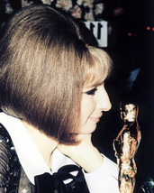 Barbra Streisand 16x20 Poster holding Academy Award - £15.72 GBP