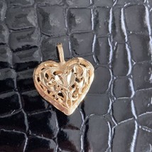 14K Gold Diamond Cut Etched Cage Heart Charm Pendant Necklace - £238.90 GBP