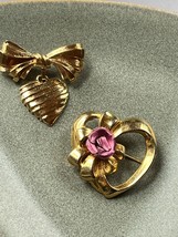 Vintage Avon Signed Goldtone Ribbon w Ridged Heart Charm Dangle &amp; Botique Open - £9.08 GBP