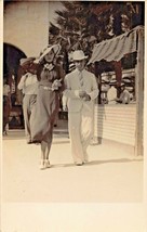 Alla Moda Levigata Man &amp; Woman-Both Con Cappelli ~1930s Vero Foto Cartolina - £6.48 GBP