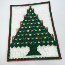 Vtg Christmas Tree Yarn Art Plastic Canvas Sequins Wall Hanging Craft De... - €15,55 EUR