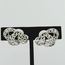 Trifari White Clip Earrings Bow Ribbon Open Work Enamel Vintage Signed Gold tone - £8.82 GBP