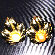 Dainty vintage Golden leaf with pearl brooches - £18.55 GBP