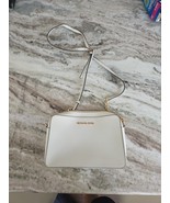 Michael Kors white rectangular crossbody bog with gold chain single zip - $462.67 MXN