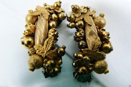 VTG Gold Tone Floral Berry Fruit Bead Cluster clip on Earrings - £15.69 GBP