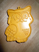 Vintage 1970&#39;s Hallmark Tan Retro Plastic Owl Cookie Cutter - £5.52 GBP