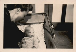 ANTIQUE PHOTO 1943 B &amp; W 2 3/4&quot; x 2 1/2&quot; 2 MONTH OLD WITH MOM IN CARRIAGE - €0,86 EUR