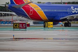 Airliner taxiing and runway/taxiway signs - HD digital photograph download. - $111.57 MXN