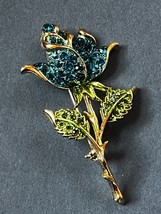 Blue Rhinestone Encrusted Rose Bud Flower w Green Sparkly Leaves Goldtone Pin - £11.13 GBP