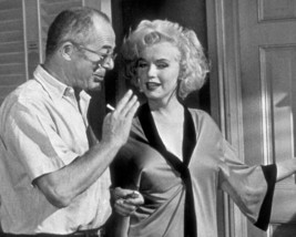 Some Like It Hot Marilyn Monroe on set with director Billy Wilder 8x10 Photo - £7.68 GBP