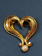 Huge Avon Signed Etched Open Swirly Goldtone Heart w Faux Mabe Pearl Pin Brooch - £11.90 GBP