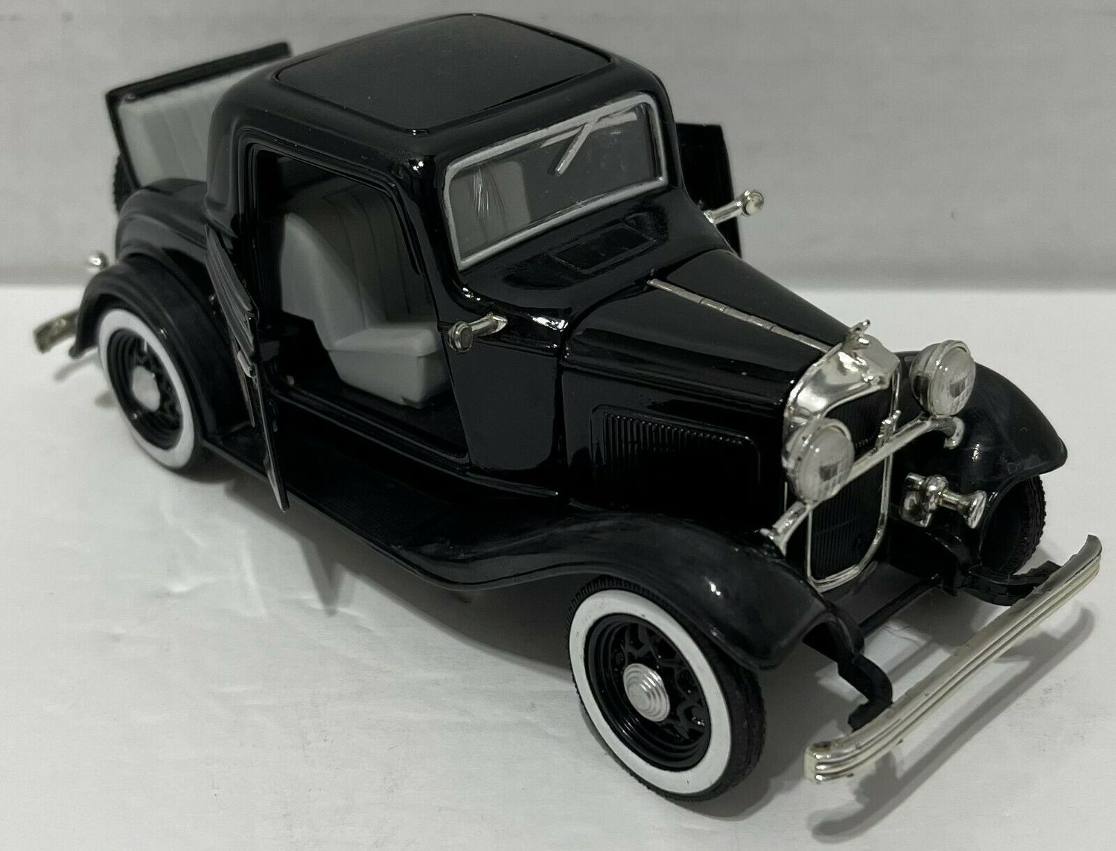 Primary image for 1932 Ford 3 Window Coupe {National Motor Museum Mint 1/32 Scale}