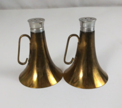 Vintage 1950s Brass &amp; Glass Hunting Bugle Horn Salt &amp; Pepper Shakers - $145.15 MXN