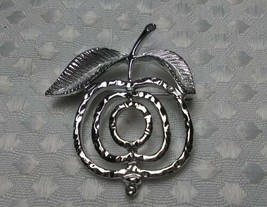 Sarah Coventry Silver Tone Hammered Openwork Apple Brooch Scarf Lapel Pin 1.5&quot; - £12.37 GBP