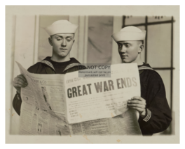 WW1 Soldiers Reading Newspaper &quot;Great War Ends&quot; World War 1 8X10 Photo - £6.66 GBP