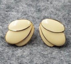 Vtg Signed Napier Shell Design Cream Enamel Gold Tone Screw Back/Clip Earrings - £10.27 GBP