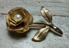 Vintage Faux Pearl Goldtone 3D Rose Flower Brooch Pin Costume Jewelry 1 ... - £9.99 GBP