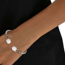 White Pearl Leaf Cable Bangle - $611.66 MXN