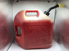 Blitz 5 Gallon Gas Can Preban Made in USA fading scalping on top from sun - $733.58 MXN