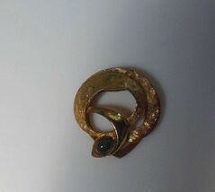 Vintage Signed Lieba USA Gold-tone Green Stone Textured Scarf Clip - $17.50
