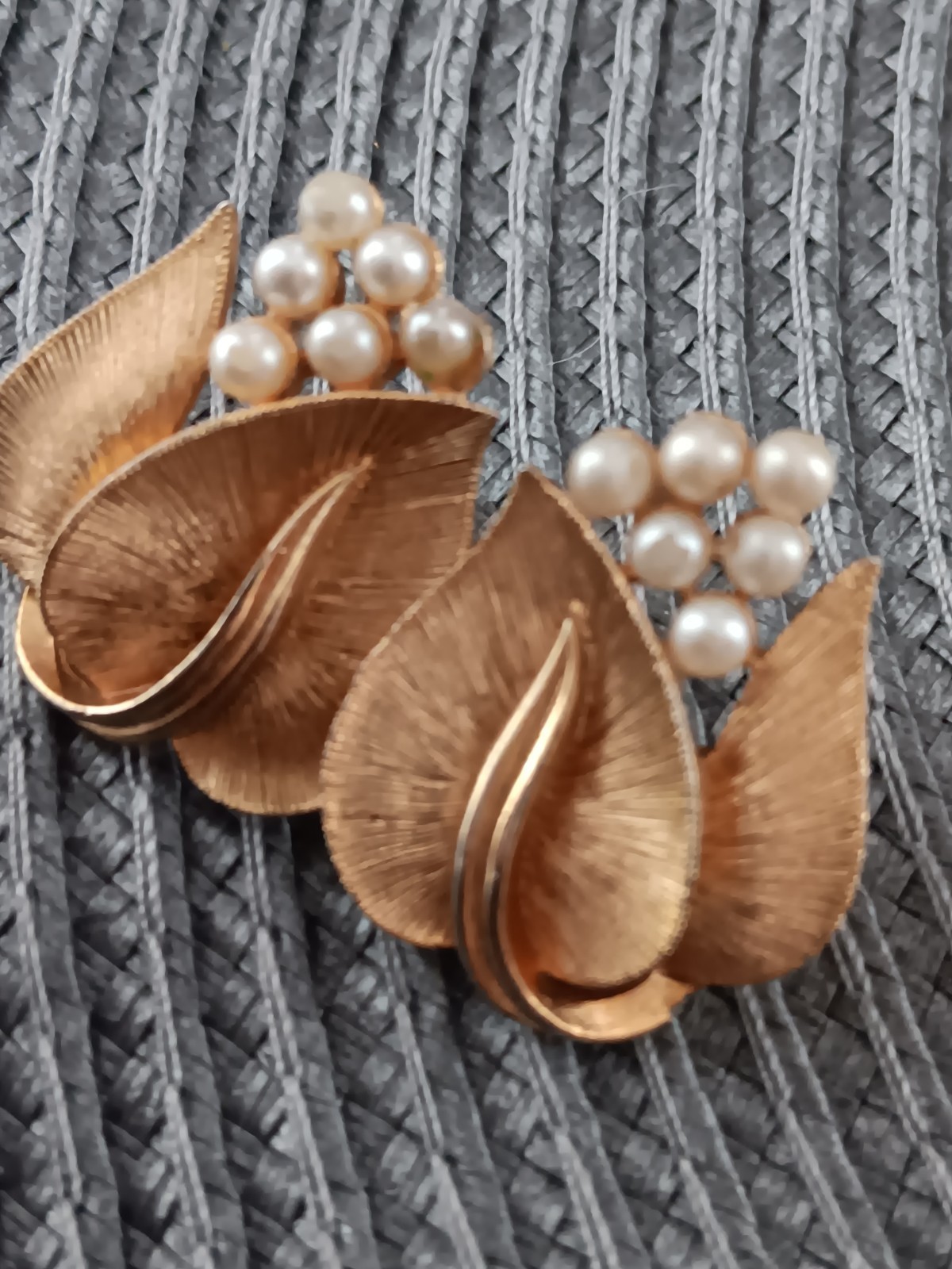 Vintage Brushed Gold Tone And Faux Pearl Leaf Floral Clip-on Earrings  - £9.69 GBP