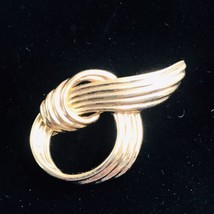 VTG Vintage Monet Gold Tone Wavy Ribbon Brooch Pin 2&quot; x 1.25&quot; - £7.46 GBP