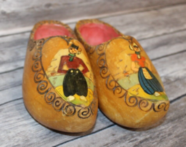 DUTCH PAINTED FOLK ART WOODEN SHOES CLOGS 1950s HOLLAND WALL HANGER HAND... - $298.85 MXN